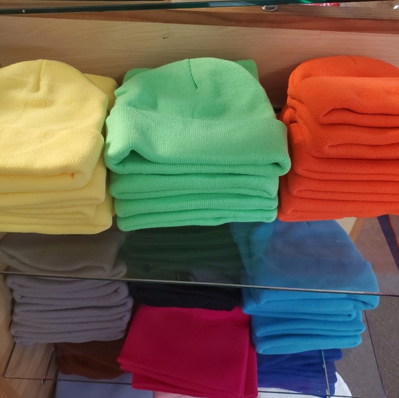 Clothes, purses, beanies, sheet sets - Picture 15 of 16